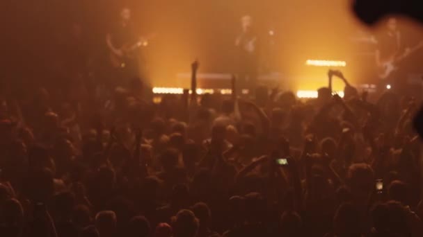 Küçük Bir Kulüpteki Punk Rock Grubunun Konseri Orta Çekim — Stok video