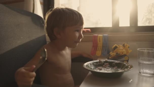 Kleine Jongen Eet Morgens Keuken Tussenschot — Stockvideo