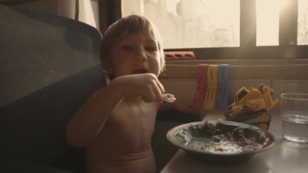 Petit Garçon Mignon Mange Dans Cuisine Matin Coup — Video