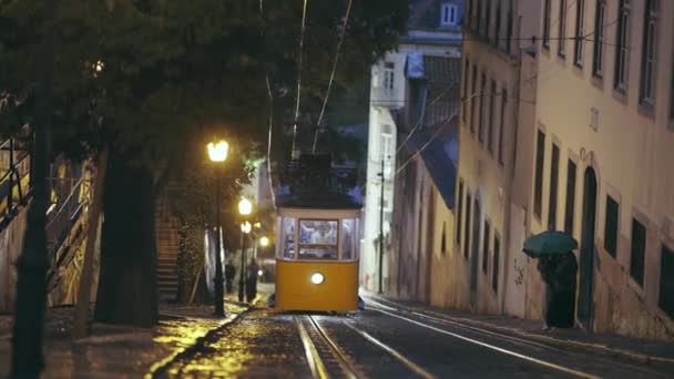 Жовтий Трамвай Їде Рейках Вночі Лісабоні Середній Постріл — стокове відео