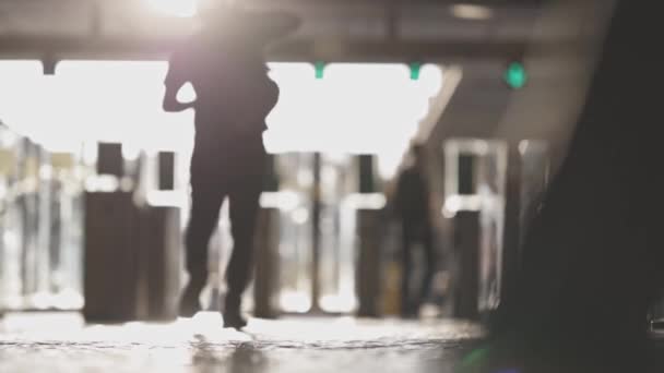 Gente Camina Salida Estación Tren Mid Shot — Vídeos de Stock