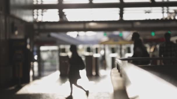 Wazige Silhouetten Van Mensen Die Bij Uitgang Van Het Station — Stockvideo