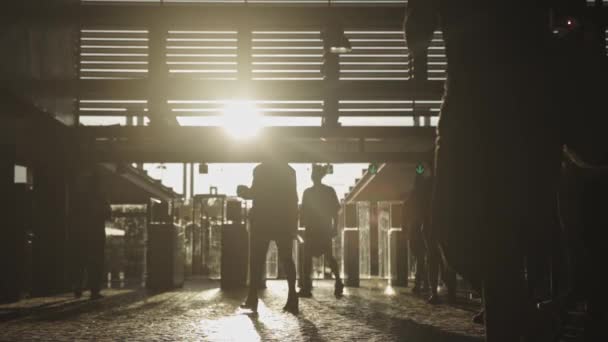 Die Menschen Verlassen Die Metrostation Bei Sonnenuntergang Durch Die Drehkreuze — Stockvideo