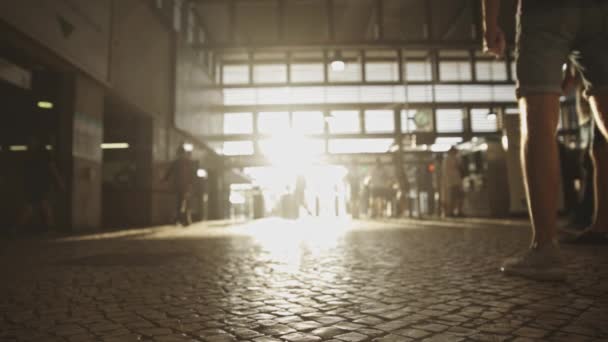 Les Gens Marchent Sortie Gare Coucher Soleil Tôt Coup — Video