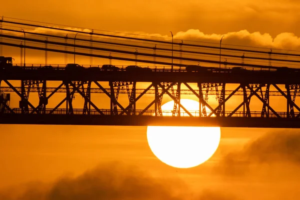Tráfico Coches Puente Una Gran Puesta Sol Brillante Atardecer Naranja — Foto de Stock