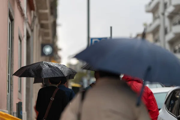 Люди Ходять Парасольками Під Дощем Середній Постріл — стокове фото