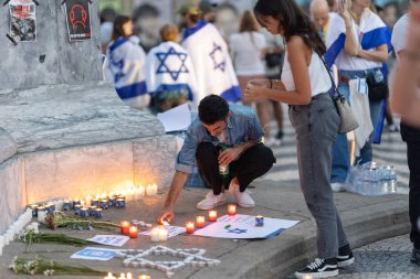 Lizbon, Portekiz, 10 Ekim 2023 'te ölen İsraillilerin anısına dikilen anıtta insanlar mum yaktı. Ortalarda. çekim