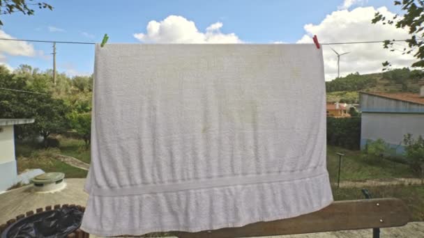 Solitary White Towel Hangs Drying Juxtaposed Backdrop Hilly Expansive Landscape — Stock Video