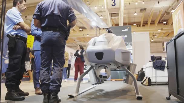 10月2023 リスボン ポルトガル フィラ国際リスボン セグレックス 防衛の安全とセキュリティの国際展覧会 軍事捜索救助ロボット無人ヘリコプターUavr — ストック動画