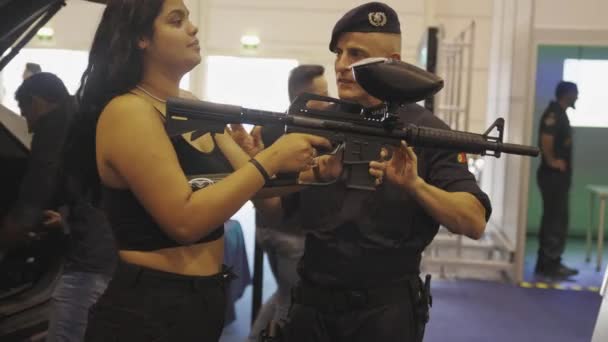 10月2023日 リスボン ポルトガル フィラ国際リスボン セグレックス 防衛の安全と安全の国際展 ガールは軍人の指導の下で撮影します — ストック動画