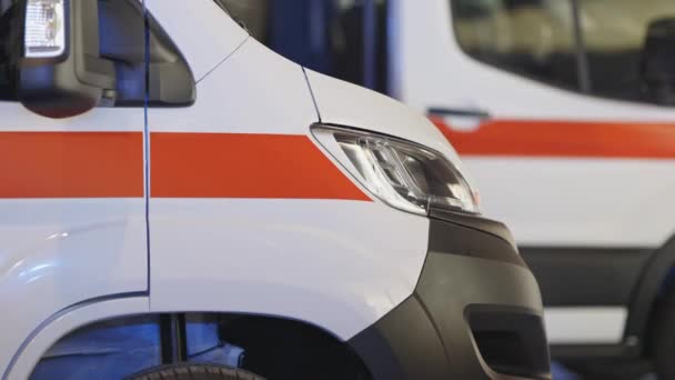 Ambulans Yanıp Sönen Işıklarla Ayakta Duruyor Orta Çekim — Stok video