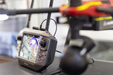 Çoklu ekran görüntüleme verisi olan gelişmiş teknoloji ekipmanları.