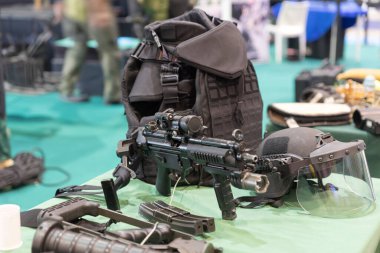 Askeri teçhizat - silah, zırh, bir sergide sergilendi