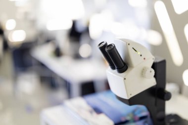 Laboratuvar mikroskobu bilimsel gözlem için bir örneğe odaklanmış..