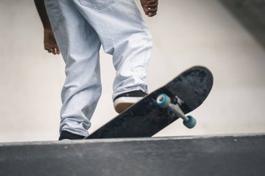 Patenciler toplanıyor, gösteriş yapıyor, yoldaşlık yapıyor ve sporun toplum ruhunu yansıtıyor..