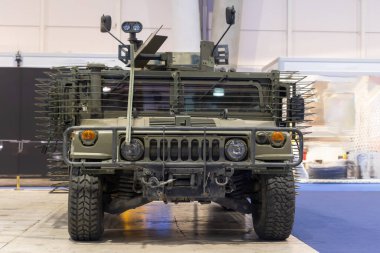 Sağlam bir askeri taşıma aracı, yeşil renkli, engebeli araziler için tasarlanmış..