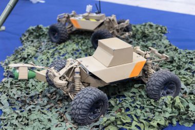 El bombasıyla tekerlekli şasiye binen askeri bir dron modern insansız bir silahtır.