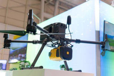 Kamera ya da sensör aygıtı - büyük 5 pervane drone, gösteri için kurulur ya da kullanım için.