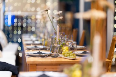 Zarif bir sofra, cam eşyalar ve tabaklarla, güzel bir yemek deneyimi için hazır..