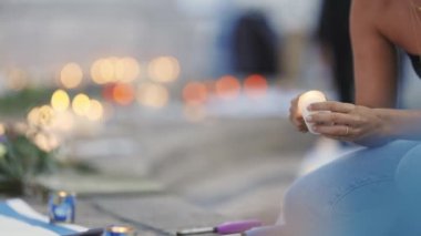 Lizbon, Portekiz 10 Ekim 2023. Ekim 2023 'te ölen İsraillilerin anısına yapılan törende bir kadın. Ortalarda. çekim
