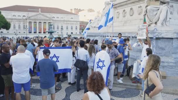 2023年10月10日 葡萄牙里斯本 2023年10月10日 人们与以色列和葡萄牙国旗一起站在以色列阵亡将士纪念碑前 — 图库视频影像