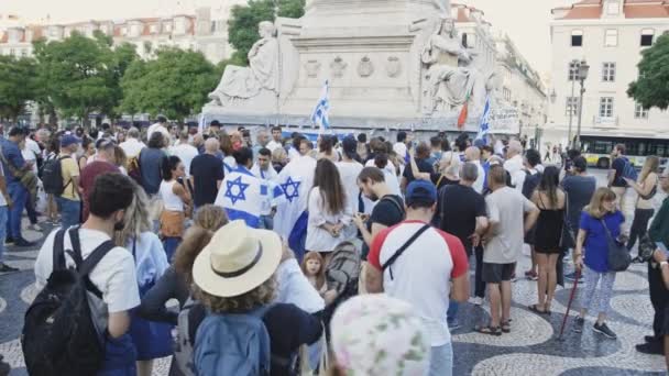 2023年10月10日 葡萄牙里斯本 人们举着以色列国旗站在2023年10月的以色列阵亡将士纪念碑前 — 图库视频影像
