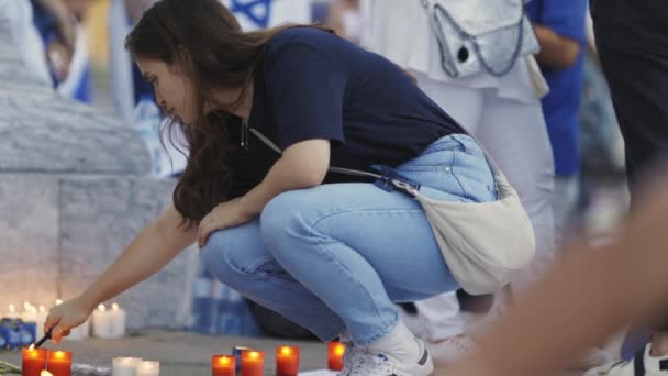 2023年10月10日 葡萄牙里斯本 人们在2023年10月的以色列阵亡将士纪念碑前点燃蜡烛 — 图库视频影像