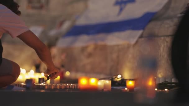 2023年10月10日 葡萄牙里斯本 2023年10月以色列阵亡将士纪念碑前的人员 鲜花和蜡烛 — 图库视频影像