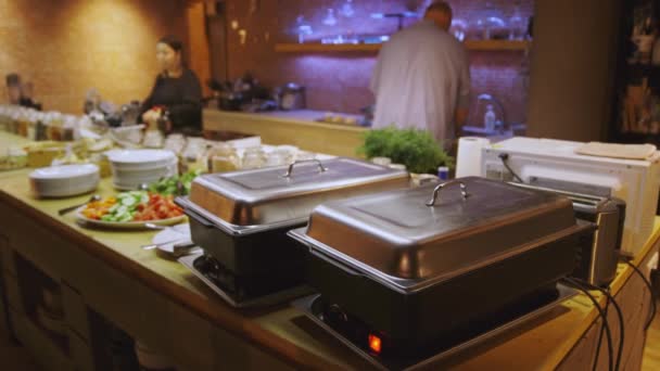 Mutfakta Yiyecek Yiyecek Hazırlayan Kapalı Demir Yalak — Stok video