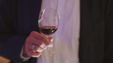 Takım elbiseli adam elinde bir şarap kadehi tutuyor, restoranı kapatın.