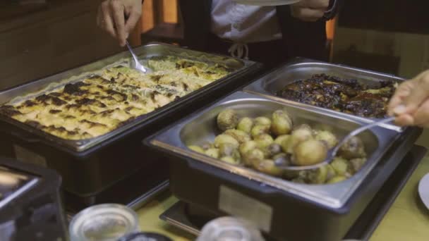 Кухаря Глибоко Орієнтований Приготування Їжі Плиті Підкреслюючи Інтенсивність Кулінарного Процесу — стокове відео