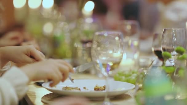 Mensen Restaurant Eten Drinken Wijn Eettafel Gedekt Met Kaarsen Borden — Stockvideo