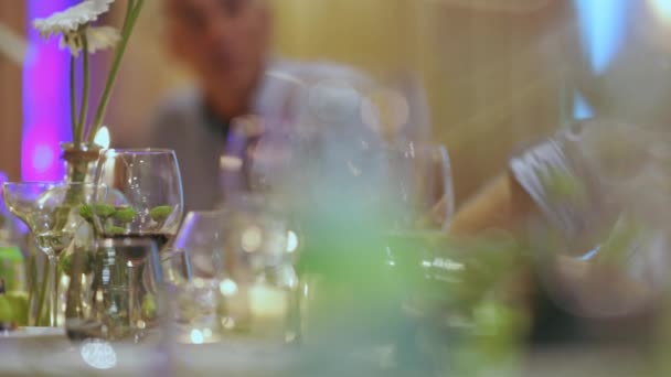 Felismerhetetlen Emberek Étteremben Esznek Isznak Bor Étkező Asztal Készlet Gyertyákkal — Stock videók