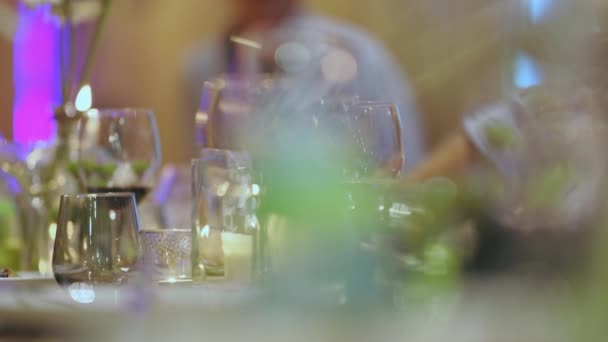 Onherkenbare Mensen Restaurant Eten Drinken Eettafel Met Kaarsen Borden Close — Stockvideo