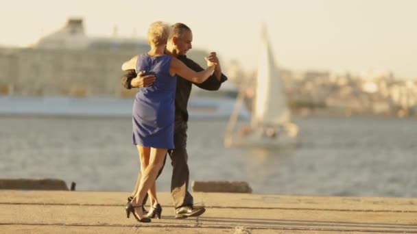 Paar Dansen Buurt Van Het Water Grote Cruise Lijnschip Achtergrond — Stockvideo