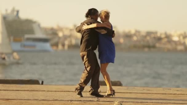 Ouderen Paar Dansen Buurt Van Het Water Grote Cruise Lijnschip — Stockvideo