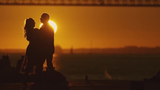 Zachycuje Intimní Objetí Mezi Párem Jemnými Odstíny Západu Slunce Mostu — Stock video