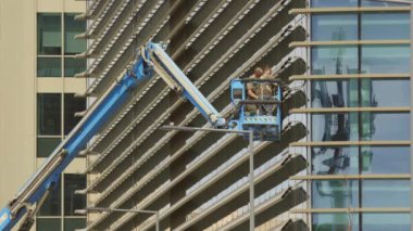 21 Eylül 2023, Lizbon, Portekiz - Yüksek vinçli aktif bir inşaat alanı, yeni bir gökdelen inşa ediyor, telefoto çekimi