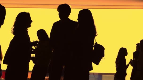Silhouette Delle Persone Gold Shine Conversazione Comunicazione Persone Irriconoscibili Aeroporto — Video Stock