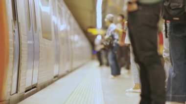 Yeraltı seyahati - insanlar metroda trene biner, telefoto vurulur.