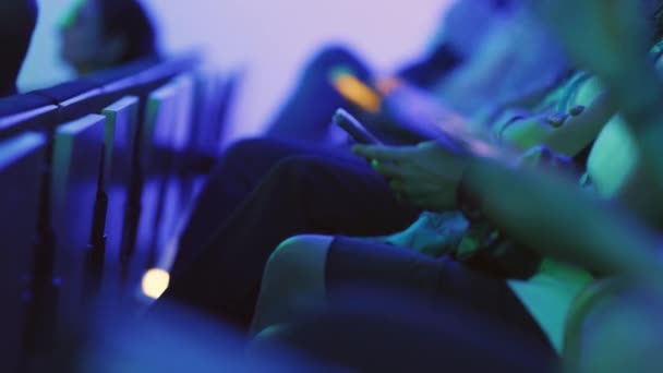 Persone Spettatori Concerto Conferenza Seduti Sulle Sedie Utilizzare Telefono Vicino — Video Stock