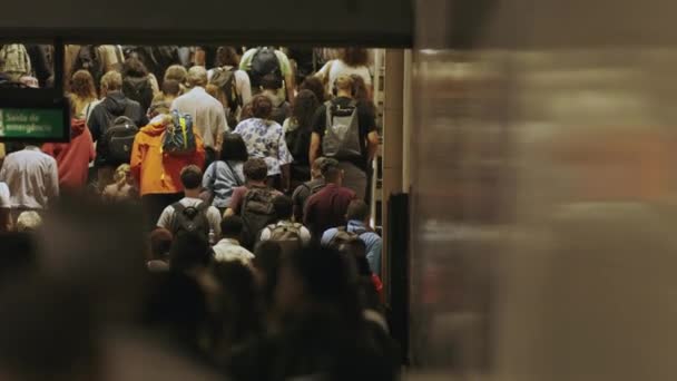 一个拥挤的乘客走到地铁站地下的出口 关门了 — 图库视频影像