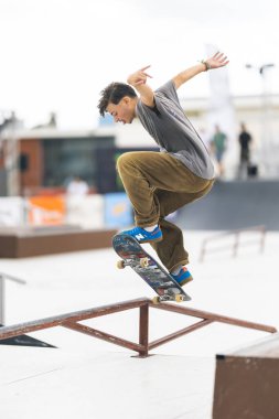 24 Eylül 2023, Almada, Portekiz - şehir merkezi - Rampada ekstrem spor yapan genç patenciler, telefoto şutu