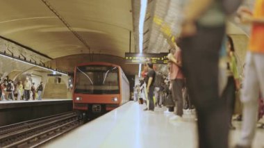 21 Eylül 2023, Lizbon, Portekiz - Cais de Sodre - yeraltı seyahati - insanlar metroda trene biner, telefoto vurulur.
