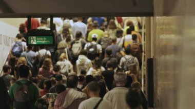 21 Eylül 2023, Lizbon, Portekiz - Cais de Sodre, metro çıkışında yürüyen kalabalık.