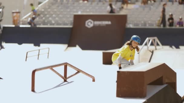 2023年9月24日 葡萄牙阿尔马达 市中心 一位滑板运动员优雅地在平台边缘保持平衡 表现出精准和技巧 — 图库视频影像