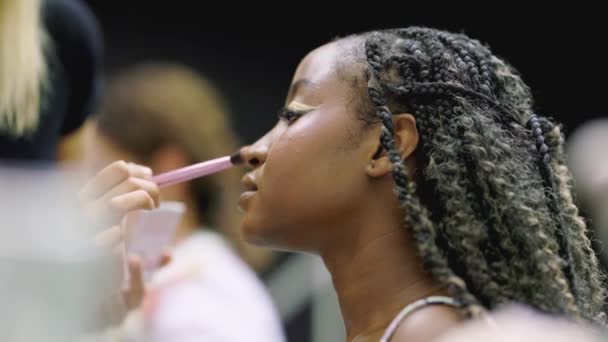 2023年9月21日 葡萄牙里斯本 为年轻黑人女性制作肖像的专业化妆艺术家 — 图库视频影像