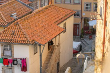 Eski Avrupa şehrinin akşam çatılarının manzarası - tepeden manzara