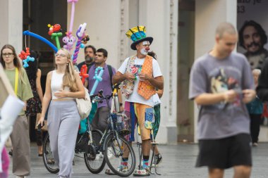 29 Eylül 2023, Belgrad, Sırbistan - Yürüme güvertesinde yürüyen adam çocukları para kazanmak için bekliyor, telefoto vuruldu