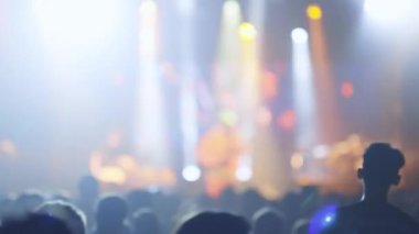 Parlak ışık spektrumunda yıkanan dinamik bir performansa ev sahipliği yapan bir kaya sahnesi.